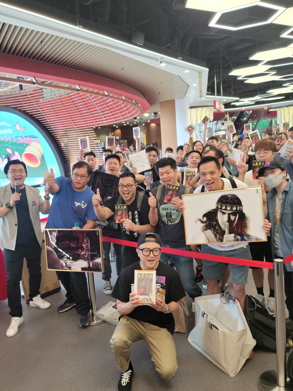 《火鳳燎原》陳某簽書會及 77 期首賣活動於ANICHI 動漫一番街在昨天舉行！陳某老師更在採訪中表示嚟緊嘅回數就係一直想達成嘅事肯定將會非常精彩！