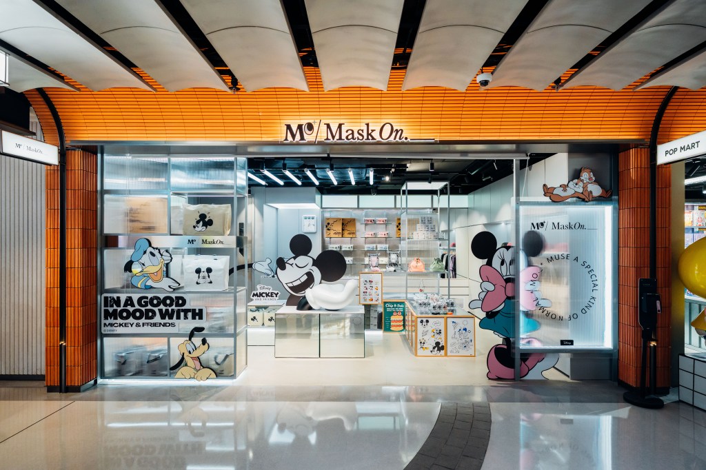 MO（MaskOn）推出迪士尼生活用品系列! MO 迪士尼期間限定店登陸希慎廣場 發售超過30款周邊商品精美迪士尼掛牆鐘及限量600隻米奇手家居擺設 迪士尼粉絲必收!
